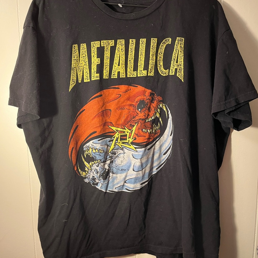 Metallica LG Black Graphic Tee with Bold Design